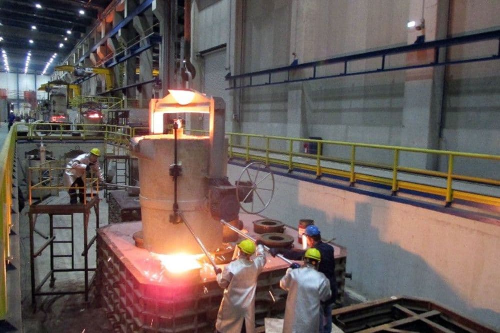 Molten steel pour on a real foundry floor